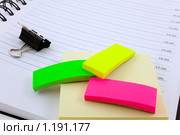 Органайзер, разноцветные post-it для записей и зажим для бумаг. Стоковое фото, фотограф Анастасия Золотницкая / Фотобанк Лори