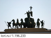 Символ победы-колесница над аркой главного штаба (2005 год). Редакционное фото, фотограф Владимир Борисов / Фотобанк Лори