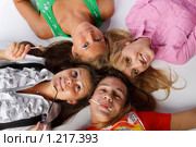 Юноша и три девушки с леденцами лежат на белом фоне. Стоковое фото, фотограф Мельников Дмитрий / Фотобанк Лори