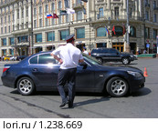 Москва. Милиционер регулирует движение на Моховой улице (2009 год). Редакционное фото, фотограф lana1501 / Фотобанк Лори