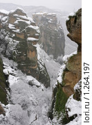 Греция. Метеора ( Meteora ). Укрытый свежим снегом Священный монастырь Всеверующих Варлаама ( Varlaam ), стоящий на краю обрыва в зимнем холодном тумане. Стоковое фото, фотограф Дмитрий Заморин / Фотобанк Лори