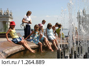 Волгоград. Дети у фонтана (2005 год). Редакционное фото, фотограф Целоусов Дмитрий Геннадьевич / Фотобанк Лори