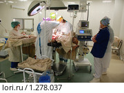 Хирурги делают полостную операцию (2009 год). Редакционное фото, фотограф Александр Легкий / Фотобанк Лори