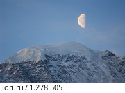 Россия. Кавказ. Кабардино-Балкария. Луна над снежной шапкой горы Донгуз-Орун на рассвете (2007 год). Редакционное фото, фотограф Дмитрий Заморин / Фотобанк Лори