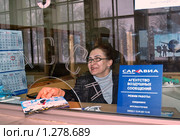 Кассы продажи авиабилетов в здании Саратовского аэровокзала (2007 год). Редакционное фото, фотограф Александр Легкий / Фотобанк Лори