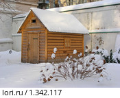 Москва. Деревянный домик, находится на территории Церкви Николы на Берсеневке (2010 год). Стоковое фото, фотограф lana1501 / Фотобанк Лори