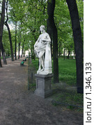 Скульптура молодой женщины в летнем саду (2009 год). Редакционное фото, фотограф Владислав Иванцов / Фотобанк Лори