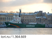 Санкт-Петербург. Корабль "Arctic Sunrise" (принадлежащий GreenPeace) возле Английской набережной Невы (2006 год). Редакционное фото, фотограф Пётр Соболев / Фотобанк Лори