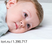 Маленький ребенок утомился и хочет спать. Стоковое фото, фотограф Илья Андриянов / Фотобанк Лори