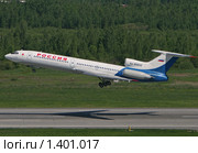 Туполев Ту-154 вылетает из Пулково. Отрыв от взлетно-посадочной полосы и набор высоты. (2009 год). Редакционное фото, фотограф Александр Тарасенков / Фотобанк Лори