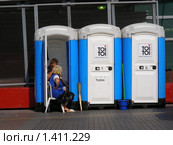 Москва. Городские платные туалеты  на Манежной площади (2008 год). Редакционное фото, фотограф lana1501 / Фотобанк Лори