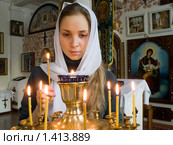 Девушка ставит свечку в православном храме. Стоковое фото, фотограф Андрей Ярославцев / Фотобанк Лори