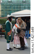 Петр Первый вымогает у прохожих деньги за фотографию с ним (2008 год). Редакционное фото, фотограф Алена Потапова / Фотобанк Лори