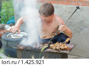 Мужчина готовит шашлык на даче. Стоковое фото, фотограф Федор Королевский / Фотобанк Лори