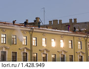 Чистка снега с крыш (2010 год). Редакционное фото, фотограф Argument / Фотобанк Лори