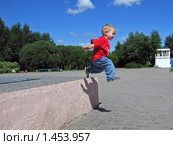 Прыжок с высоты маленького смелого мальчика. Стоковое фото, фотограф Илья Андриянов / Фотобанк Лори