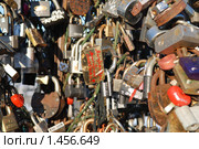 Замки молодоженов (2010 год). Редакционное фото, фотограф E. O. / Фотобанк Лори
