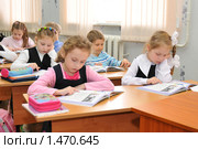 Дети на уроке в первом классе (2009 год). Редакционное фото, фотограф Вячеслав Палес / Фотобанк Лори