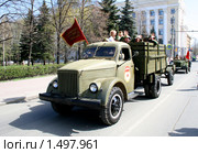 Армейский грузовик ГАЗ-51 на параде 9 мая в Челябинске (2009 год). Редакционное фото, фотограф Art Konovalov / Фотобанк Лори