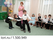 Перетягивание каната на детском утреннике (2007 год). Редакционное фото, фотограф Вячеслав Палес / Фотобанк Лори