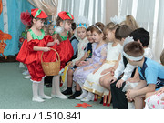 Девочки в костюмах с корзинкой возле сидящих ребят (2007 год). Редакционное фото, фотограф Вячеслав Палес / Фотобанк Лори