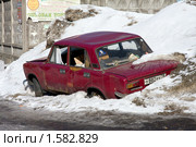 Старая заброшенная ржавая машина (2010 год). Редакционное фото, фотограф Jumbo / Фотобанк Лори