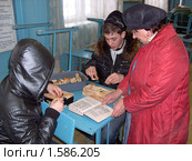 Обучающиеся ПТУ пробуют выкладывать камины (2010 год). Редакционное фото, фотограф Юрий Зуев / Фотобанк Лори