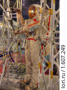 Космонавт работает в открытом космосе (2010 год). Редакционное фото, фотограф Вадим Закревский / Фотобанк Лори