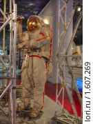 Космонавт работает в открытом космосе (2010 год). Редакционное фото, фотограф Вадим Закревский / Фотобанк Лори