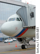 Присоединенный к самолету гибкий трап (2010 год). Редакционное фото, фотограф Михаил Борсов / Фотобанк Лори