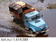 Работа мусороуборочной машины в условиях паводка (2010 год). Редакционное фото, фотограф Михаил Яковлев (ktynzq) / Фотобанк Лори