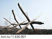 Заградительные сооружения на поле боя. Стоковое фото, фотограф Андрей Ярцев / Фотобанк Лори