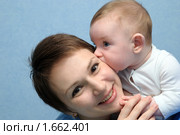 Младенец целует маму. Синий фон. Стоковое фото, фотограф Арестов Андрей Павлович / Фотобанк Лори