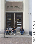 На ступеньках музея (Два поколения) (2007 год). Редакционное фото, фотограф Валерия Попова / Фотобанк Лори