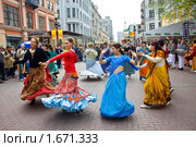Танец во славу Господа Кришны на Арбате (2010 год). Редакционное фото, фотограф Вячеслав Беляев / Фотобанк Лори