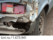 Разбитые после аварии фара и бампер легкового автомобиля. Стоковое фото, фотограф Илья Андриянов / Фотобанк Лори