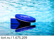 Крем Nivea на фоне водной ряби (2010 год). Редакционное фото, фотограф Михаил Котов / Фотобанк Лори
