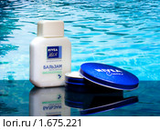 Крем и лосьон Nivea на фоне водной ряби (2010 год). Редакционное фото, фотограф Михаил Котов / Фотобанк Лори