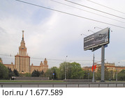 Рекламный щит около университета (2010 год). Редакционное фото, фотограф Татьяна Юни / Фотобанк Лори