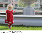 Белокурая девочка на прогулке возле фонтана. Стоковое фото, фотограф Мiлана Х / Фотобанк Лори