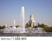 Храм св.вмч. Георгия Победоносца на Поклонной горе и фонтан (2010 год). Стоковое фото, фотограф Наталья Волкова / Фотобанк Лори