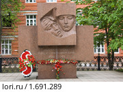Памятник "Медикам-героям" - студентам и преподавателям 1-го Московского медицинского института, погибшим в Великой Отечественной войне (2010 год). Редакционное фото, фотограф Илюхина Наталья / Фотобанк Лори