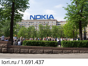 Городской вид с рекламой Nokia на крыше здания (2010 год). Редакционное фото, фотограф Солодовникова Елена / Фотобанк Лори