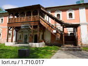 Крыльцо келейного корпуса Спасо-Преображенского монастыря. Ярославль (2010 год). Редакционное фото, фотограф Николай Винокуров / Фотобанк Лори