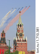 Триколор над Красной площадью. Фронтовые штурмовики С-25 рисуют российский флаг на параде 9 мая 2010 года в Москве. Редакционное фото, фотограф Дмитрий Неумоин / Фотобанк Лори