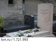 Зимний пейзаж кладбища Монпарнас в Париже. Могила Жан-Поля Сартра (2010 год). Стоковое фото, фотограф Наталья Белотелова / Фотобанк Лори