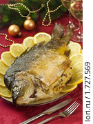 Карп, фаршированный мясом курицы с хлебом и грибами, на новогоднем праздничном столе. Стоковое фото, фотограф Лисовская Наталья / Фотобанк Лори