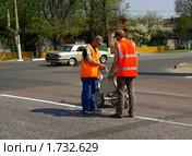 Дорожные рабочие обновляют разметку (2010 год). Редакционное фото, фотограф Natalia Sidorova / Фотобанк Лори