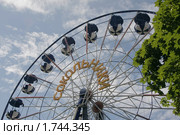 Москва. Парк Сокольники. Аттракцион Колесо обозрения (2010 год). Редакционное фото, фотограф Владимир Ременец / Фотобанк Лори