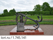 Якорь и штурвал. Нижний парк, Петергоф. Санкт-Петербург (2010 год). Редакционное фото, фотограф LightLada / Фотобанк Лори